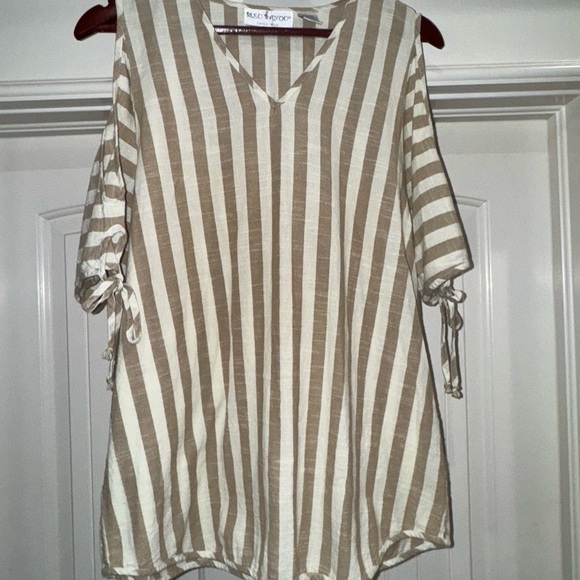 Tan and White Tunic with 3/4 Tie Sleeves with Cutouts on sleeves - Picture 5 of 5